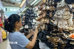 Tiểu thương chợ Đống Đa, thành phố Đà Nẵng ứng dụng zalo để bán hàng trực tuyến. (Ảnh: Mỹ Hà/TTXVN)