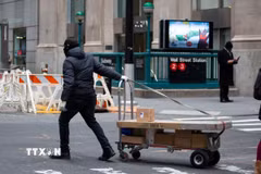 Nhân viên giao hàng làm việc tại New York, Mỹ. (Ảnh: THX/TTXVN)
