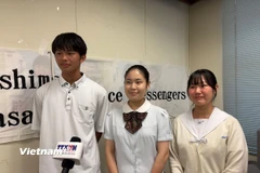 Ba Đại sứ hòa bình học sinh trung học tại Nagasaki. (Ảnh: Xuân Giao/Vietnam+)