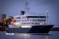 Tàu du lịch MV Hondius tại cảng Granadilla, thuộc đảo Tenerife,Tây Ban Nha ngày 10/5/2026. (Ảnh: THX/TTXVN)
