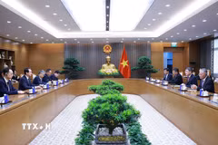 Thủ tướng Lê Minh Hưng tiếp ông Hà Vĩ, Đại sứ Trung Quốc tại Việt Nam. (Ảnh: Dương Giang/TTXVN)