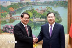 Phó Thủ tướng Thường trực Phạm Gia Túc tiếp đồng chí Atsaphangthong Siphandone, Bí thư Thành ủy, Chủ tịch Hội đồng Nhân dân thành phố Vientiane (Lào). (Ảnh: Tuấn Anh/TTXVN)