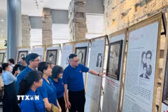 Đoàn Thanh niên Cộng sản Hồ Chí Minh tìm hiểu lịch sử các nữ tù chính trị Côn Đảo tại triển lãm. (Ảnh: TTXVN phát)