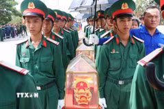 Trong không khí trang nghiêm, thành kính, Đảng bộ, chính quyền, lực lượng vũ trang cùng nhân dân tỉnh Tây Ninh đón các Anh hùng Liệt sỹ trở về với đất mẹ quê hương. (Ảnh: Bùi Giang/TTXVN)