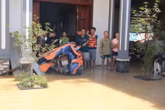 Nhiều hộ gia đình ở Đa Hội, xã Hợp Thịnh, tỉnh Bắc Ninh bị cô lập do nước lũ. (Ảnh: Phan Phương/TTXVN)