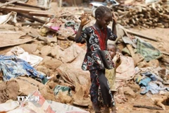 Căn nhà đổ sập do lũ quét tại thị trấn Mokwa, bang Niger, Nigeria ngày 31/5/2025. (Ảnh: Reuters/TTXVN)