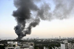 Khói bốc lên từ địa điểm ở Tehran, Iran sau cuộc tấn công của Israel ngày 16/6/2025. (Ảnh: Kyodo/TTXVN)