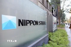 Logo của Tập đoàn thép Nippon Steel tại trụ sở của hãng ở Tokyo. (Ảnh: Kyodo/TTXVN)