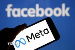 Biểu tượng Meta và Facebook trên màn hình điện thoại thông minh. (Ảnh: Getty Images/TTXVN)