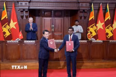 Tổng Bí thư, Chủ tịch nước Tô Lâm và Tổng thống Anura Kumara Dissanayake chứng kiến lễ trao các văn kiện hợp tác giữa 2 nước. (Ảnh: Thống Nhất/TTXVN)