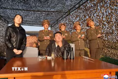 Nhà lãnh đạo Triều Tiên Kim Jong Un giám sát vụ thử tên lửa đạn đạo chiến thuật đất đối đất Hwasongpho-11 Ra., ngày 19/4/2026. (Ảnh: KCNA/TTXVN)