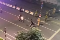 Nguyễn Bá Hoài Nam lái xe máy chở theo Nguyễn Văn Quân "thông chốt," lao thẳng vào đại úy Lê Đình Công. (Ảnh chụp màn hình)