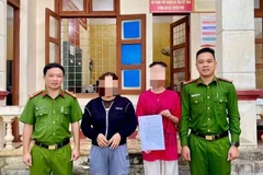 Chị Đ.T.V cùng gia đình đến trụ sở Công an xã Tuyên Phú gửi lá thư bày tỏ lòng biết ơn đến lực lượng Công an tỉnh Quảng Trị.