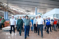 Thủ tướng Phạm Minh Chính kiểm tra thi công dự án Cảng hàng không quốc tế Long Thành (Đồng Nai). (Ảnh: Dương Giang/TTXVN)