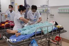 Các bác sỹ Bệnh viện đa khoa Vĩnh Phúc khẩn trương cứu chữa nạn nhân vụ xe ôtô 29 chỗ mất phanh lao xuống vực Tam Đảo. (Ảnh: Nguyễn Thảo/TTXVN)