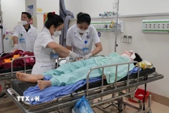 Các bác sỹ Bệnh viện đa khoa Vĩnh Phúc khẩn trương cứu chữa nạn nhân vụ xe ôtô 29 chỗ mất phanh lao xuống vực Tam Đảo. (Ảnh: Nguyễn Thảo/TTXVN)