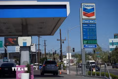Một trạm xăng tại California, Mỹ. (Ảnh: THX/TTXVN)