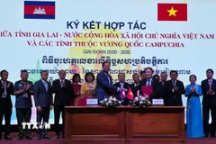 Chủ tịch UBND tỉnh Gia Lai Phạm Anh Tuấn trao biên bản ký kết hợp tác cho Tỉnh trưởng tỉnh Preah Vihear. (Ảnh: Đình Quân/TTXVN)