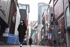Người dân di chuyển trên phố ở Seoul, Hàn Quốc. (Ảnh: AFP/TTXVN)