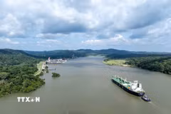 Con tàu di chuyển qua Kênh đào Panama ở Panama City, Panama. (Ảnh: THX/TTXVN)