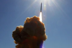 Mỹ phát triển tên lửa siêu thanh giá rẻ mang tên ALRRM