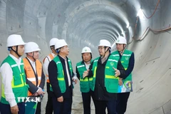 Thủ tướng Phạm Minh Chính kiểm tra công trường dự án, đoạn đường hầm ga S11 Văn Miếu. (Ảnh: Dương Giang/TTXVN)