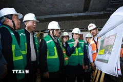 Thủ tướng Phạm Minh Chính kiểm tra tiến độ thi công Dự án tuyến đường sắt đô thị số 3, đoạn Nhổn-Ga Hà Nội. (Ảnh: Dương Giang/TTXVN)