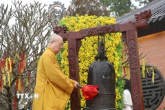 Hòa thượng Thích Thanh Nhiễu, Phó Chủ tịch Thường trực Hội đồng Trị sự Giáo hội Phật giáo Việt Nam, Trụ trì chùa Bái Đính thỉnh chuông khai hội. (Ảnh: Thùy Dung/TTXVN)