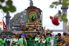 Nghi thức rước kiệu vào đền Hai Bà Trưng. (Ảnh: Tuấn Anh/TTXVN)