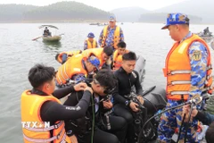 Đến hơn 7 giờ ngày 22/2, Lữ đoàn Đặc công Hải quân 126 đã tìm thấy nạn nhân đầu tiên. (Ảnh: Đinh Thùy/TTXVN)