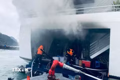 Lực lượng chữa cháy kịp thời dập tắt đám cháy tàu nghỉ đêm tại bến tàu Gia Luận (đặc khu Cát Hải, Hải Phòng). (Ảnh: TTXVN phát)