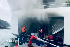 Lực lượng chữa cháy kịp thời dập tắt đám cháy tàu nghỉ đêm tại bến tàu Gia Luận (đặc khu Cát Hải, Hải Phòng). (Ảnh: TTXVN phát)