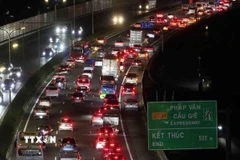 Dòng phương tiện ùn ùn trở lại Thủ đô. (Ảnh: Phạm Kiên/TTXVN)