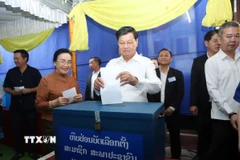 Tổng Bí thư, Chủ tịch nước Lào Thongloun Sisoulith bỏ phiếu tại Đơn vị bầu cử số 01 bản Thaphalanxay, quận Sisattanak, Khu vực bầu cử số 1, thủ đô Vientiane. (Ảnh: Xuân Tú/TTXVN)