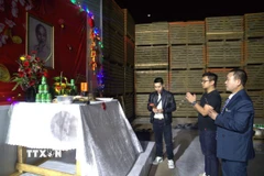 Đại diện Đại sứ quán Việt Nam tại Israel và cộng đồng người Việt Nam dâng hương trước bàn thờ Chủ tịch Hồ Chí Mình. (Ảnh: Thanh Bình/TTXVN)