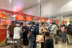 Hành khách check-in tại Cảng hàng không quốc tế Tân Sơn Nhất. (Ảnh: Hồng Đạt/TTXVN)