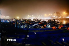 Mặc dù trời mưa, ngay từ sáng sớm đã có rất đông du khách đến với lễ hội. (Ảnh: Trần Việt/TTXVN)