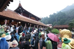 Du khách trảy hội chùa Hương. (Ảnh: Trần Việt/TTXVN)