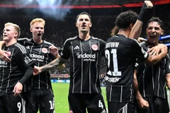 Eintracht Frankfurt gây bất ngờ với ngôi đầu sau loạt trận ra quân.