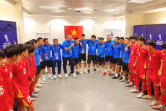 HLV Cristiano Roland động viên các cầu thủ U17 Việt Nam sau trận đấu. (Nguồn: VFF)