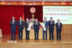 Bí thư Tỉnh ủy Nguyễn Doãn Anh và các Phó Bí thư Tỉnh ủy, Phó Chủ tịch Thường trực Hội đồng Nhân dân tỉnh tặng hoa chúc mừng đồng chí Lê Quang Hùng và đồng chí Cao Văn Cường vừa được HĐND tỉnh bầu giữ chức Phó Chủ tịch UBND tỉnh, nhiệm kỳ 2021-2026. (Ảnh: TTXVN phát)