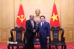 Ông Nguyễn Xuân Thắng tiếp Ngài Jaya Ratnam, Đại sứ Singapore tại Việt Nam. (Ảnh: Văn Điệp/TTXVN)