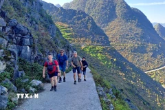 Du khách nước ngoài khám phá Tuyên Quang. (Ảnh: Đức Thọ/TTXVN)