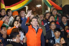 Ông Rodrigo Paz (giữa) phát biểu trước những người ủng hộ tại La Paz, Bolivia ngày 17/8/2025. (Ảnh: THX/TTXVN)