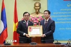 Trao tặng Huân chương Lao động hạng Nhất của Chính phủ Lào cho tỉnh Đắk Lắk. (Ảnh: Tuấn Anh/TTXVN)