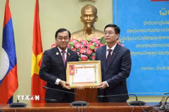 Trao tặng Huân chương Lao động hạng Nhất của Chính phủ Lào cho tỉnh Đắk Lắk. (Ảnh: Tuấn Anh/TTXVN)