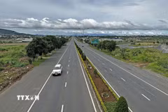 Chuẩn bị triển khai dự án xây dựng đường gom cao tốc Liên Khương-Prenn. (Ảnh: Nguyễn Dũng/TTXVN)