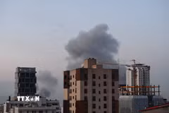 Khói bốc lên sau các vụ nổ tại thủ đô Tehran, Iran ngày 1/4/2026. (Ảnh: THX/TTXVN)