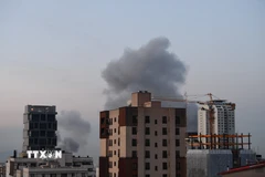 Khói bốc lên sau các vụ nổ tại thủ đô Tehran, Iran ngày 1/4/2026. (Ảnh: THX/TTXVN)