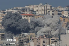 Khói bốc lên từ những toà nhà sau vụ tấn công của Israel vào khu vực Haret Hreik, phía Nam thủ đô Beirut, Liban. (Ảnh: THX/TTXVN)